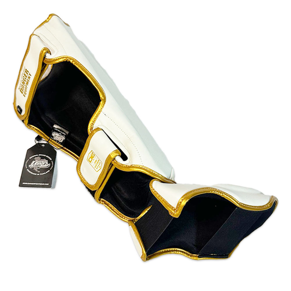 Caneleiras e proteções de tíbia para Kickboxing e Muay Thai da Danger Equipment. Reforço extra na tíbia e no pé. Fabricadas em semi pele da melhor qualidade.