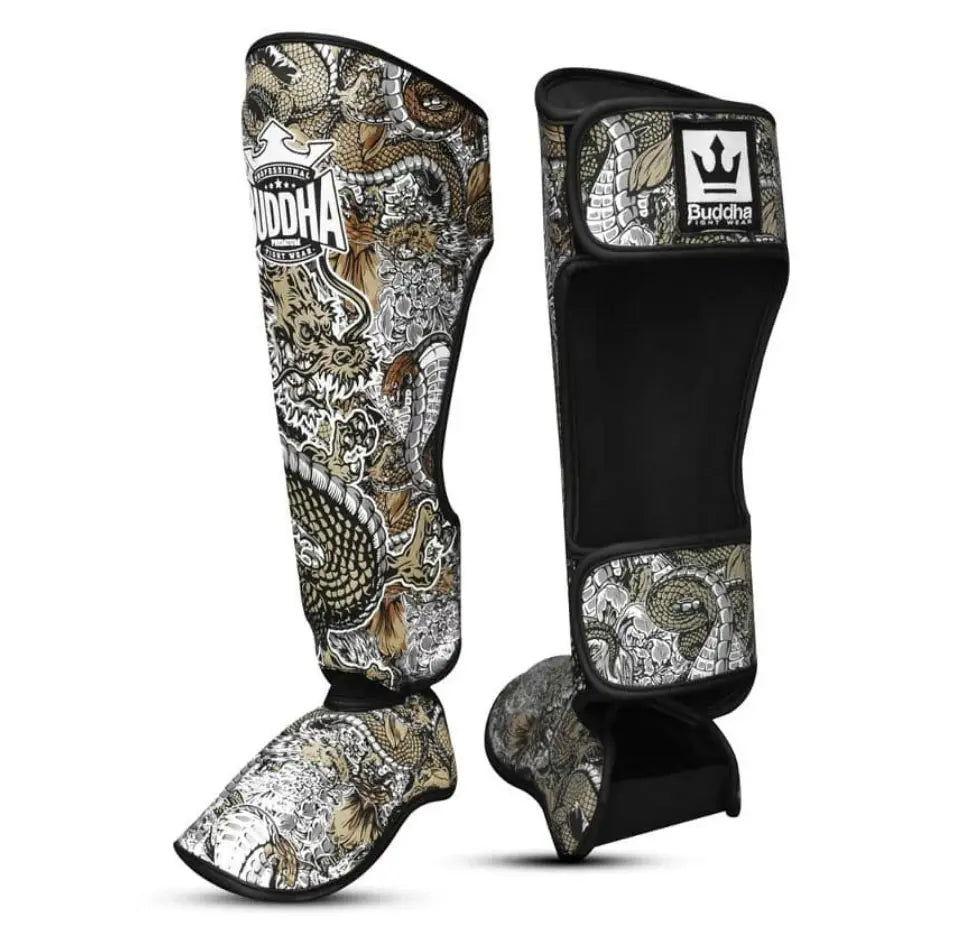 Caneleiras Buddha Dragon pretas, vista de frente, proteção extr, detalhe do velcro e da proteção extra na canela e pé.