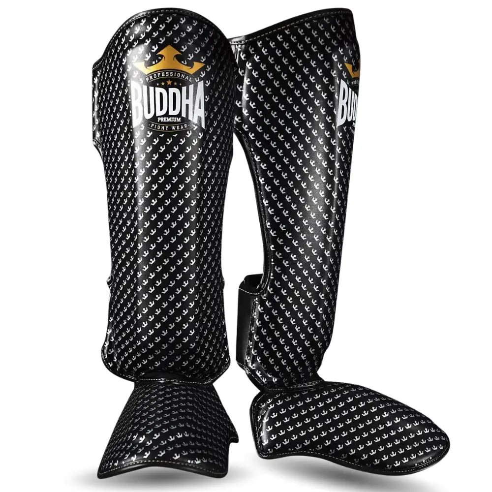 Caneleiras de Kickboxing e Muay Thai BUDDHA Titanium, pretas e brancas, proteção extra nas canelas, vista de frente