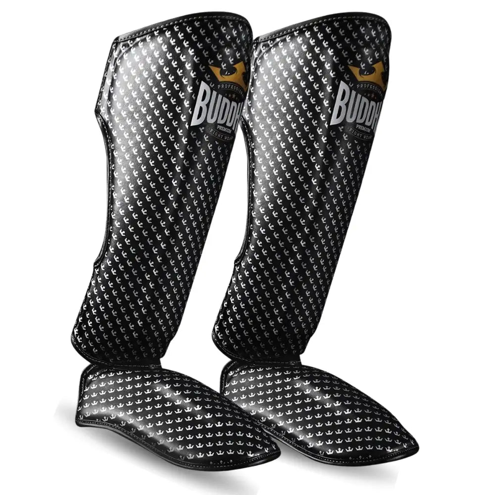 Caneleiras de Kickboxing e Muay Thai BUDDHA Titanium, pretas e brancas, proteção extra nas canelas, vista de lado