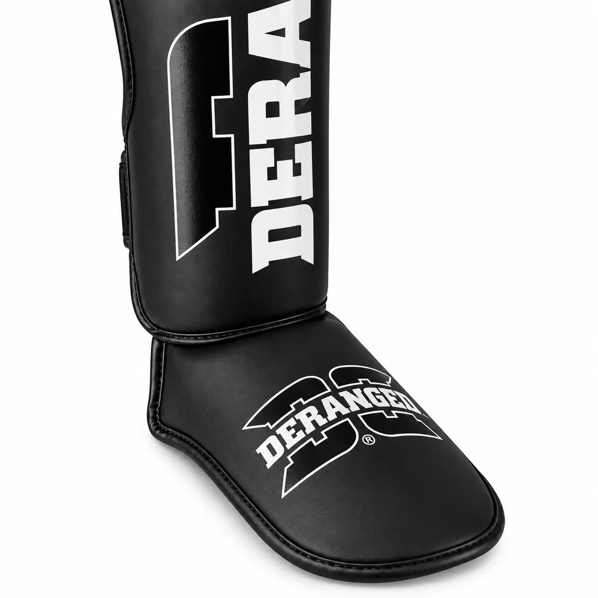 Caneleiras de Kickboxing e Muay Thai Deranged pretas com o logótipo branco,  proteção dupla no interior, detalhe do pé