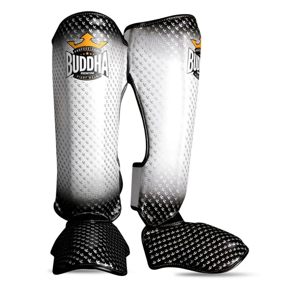 Caneleiras de Kickboxing e Muay Thai BUDDHA Titanium, pretas e brancas, proteção extra nas canelas, vista de frente