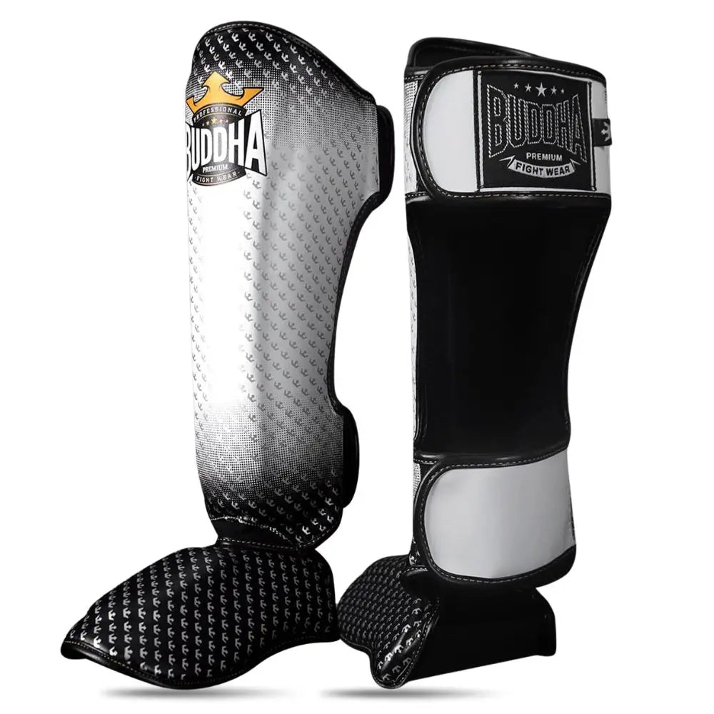Caneleiras de Kickboxing e Muay Thai BUDDHA Titanium, pretas e brancas, proteção extra nas canelas, vista de lado