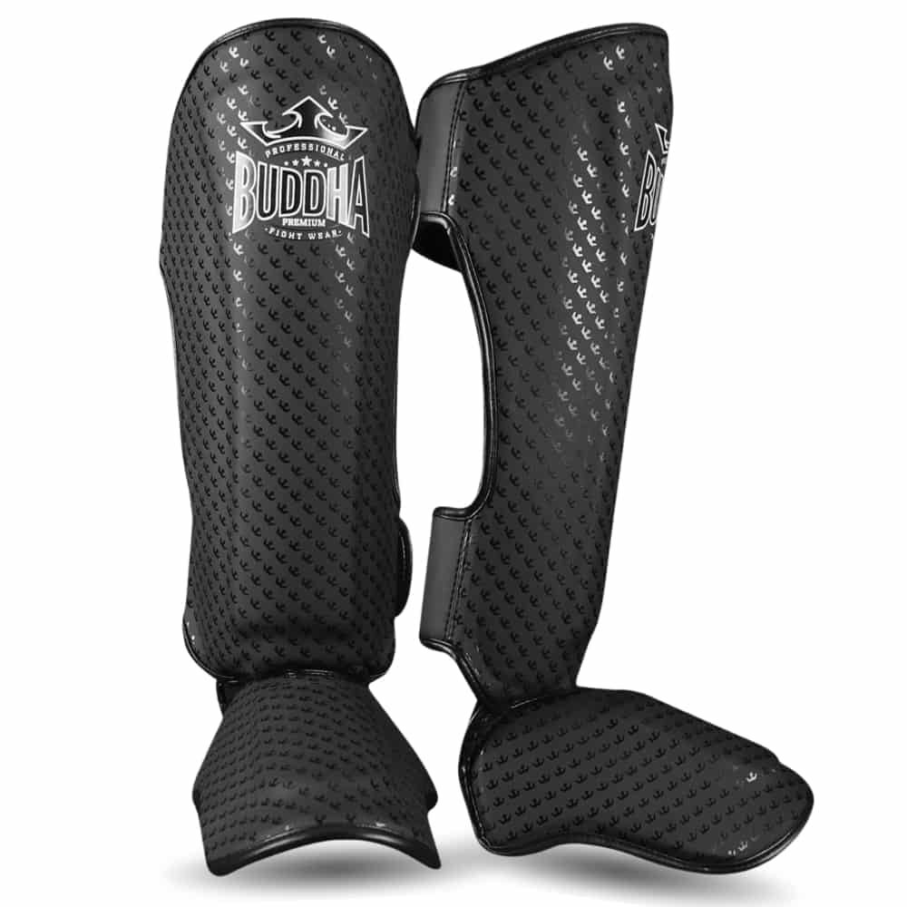 Caneleiras de Kickboxing e Muay Thai BUDDHA Titanium, pretas mate, proteção extra nas canelas, vista de frente