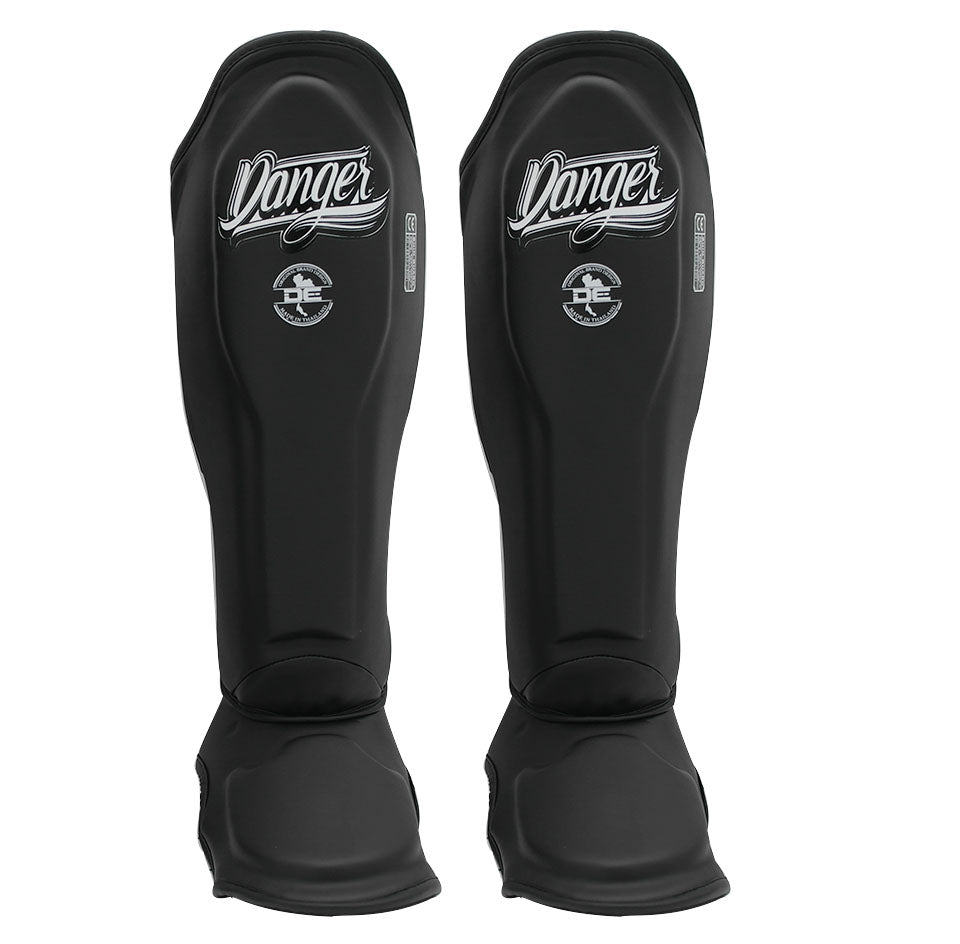 Caneleiras e proteções de tíbia para Kickboxing e Muay Thai da Danger Equipment. Reforço extra na tíbia e no pé. Fabricadas em semi pele da melhor qualidade.