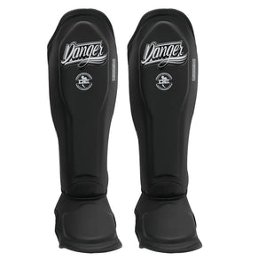 Caneleiras e proteções de tíbia para Kickboxing e Muay Thai da Danger Equipment. Reforço extra na tíbia e no pé. Fabricadas em semi pele da melhor qualidade.