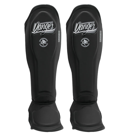 Caneleiras e proteções de tíbia para Kickboxing e Muay Thai da Danger Equipment. Reforço extra na tíbia e no pé. Fabricadas em semi pele da melhor qualidade.
