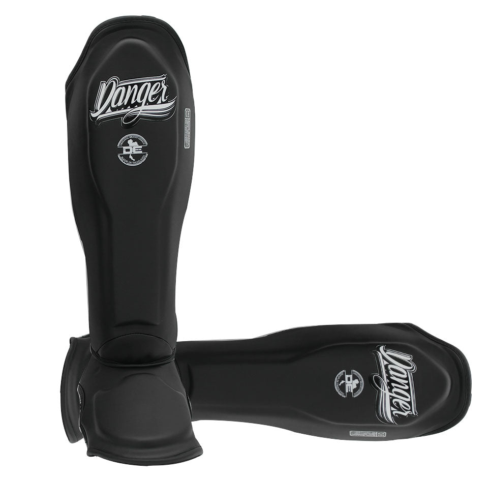 Caneleiras e proteções de tíbia para Kickboxing e Muay Thai da Danger Equipment. Reforço extra na tíbia e no pé. Fabricadas em semi pele da melhor qualidade.