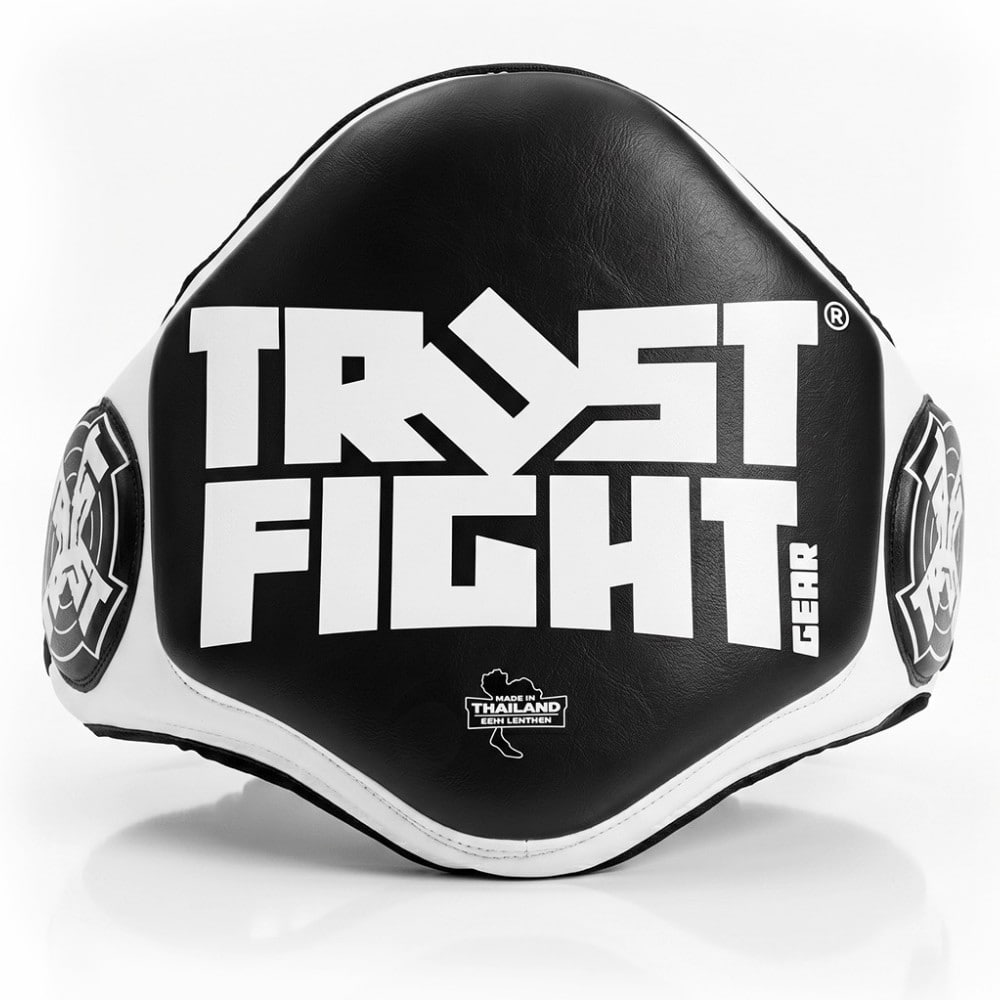 Protetor ventral TRUST PRO ultra compacto para body shots e joelhadas, vista de frente.