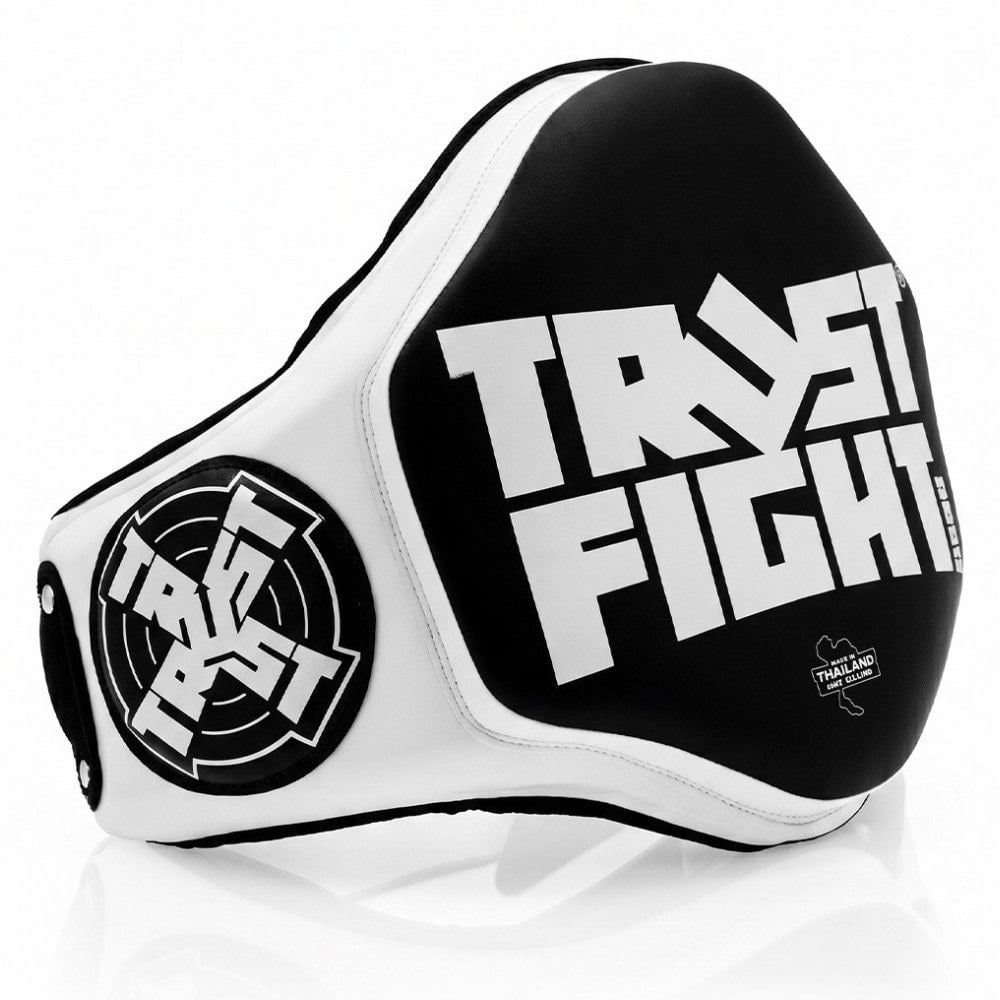 Protetor ventral TRUST PRO ultra compacto para body shots e joelhadas, vista de lado.