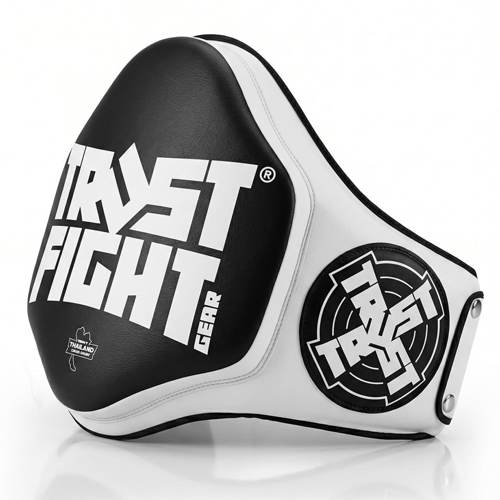 Protetor ventral TRUST PRO ultra compacto para body shots e joelhadas, vista lateral.