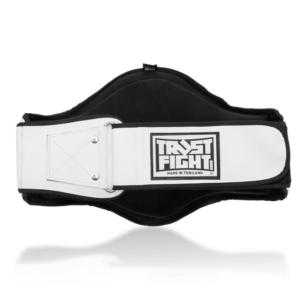Protetor ventral TRUST PRO ultra compacto para body shots e joelhadas, vista de trás.