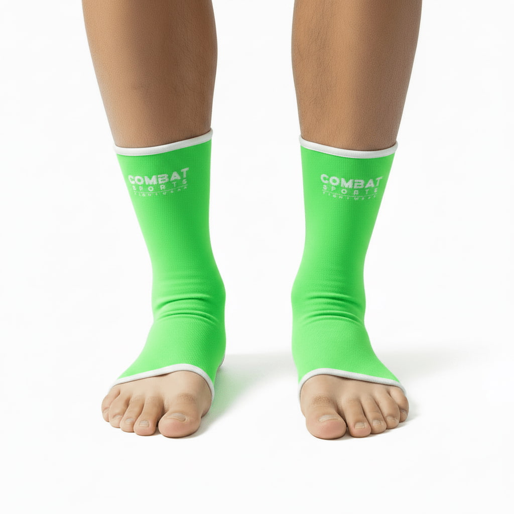 Pés elásticos Combatsports verdes para desportos de combate, vista de frente.