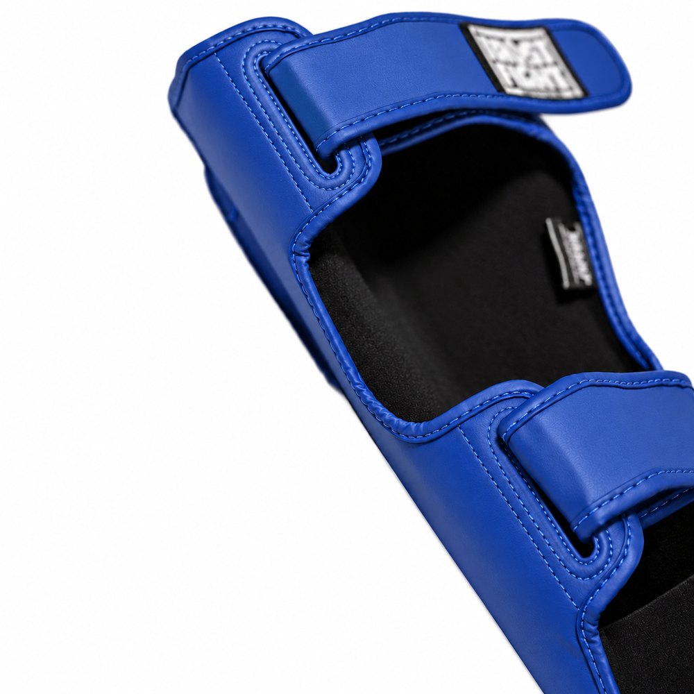 Detalhe das caneleiras TRUST azuis com interior preto e fechos de velcro