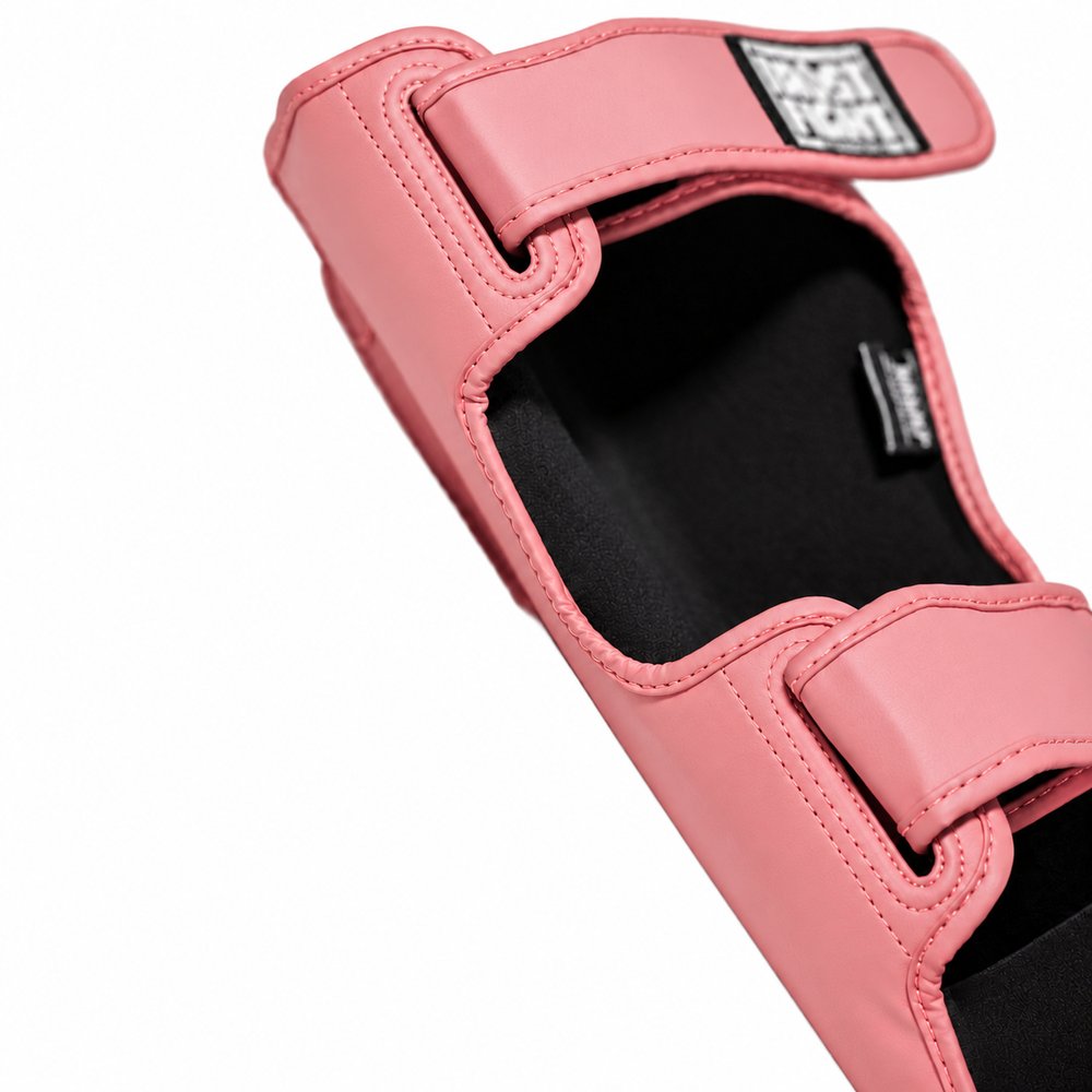 Detalhe das caneleiras TRUST rosa com interior preto e fechos de velcro
