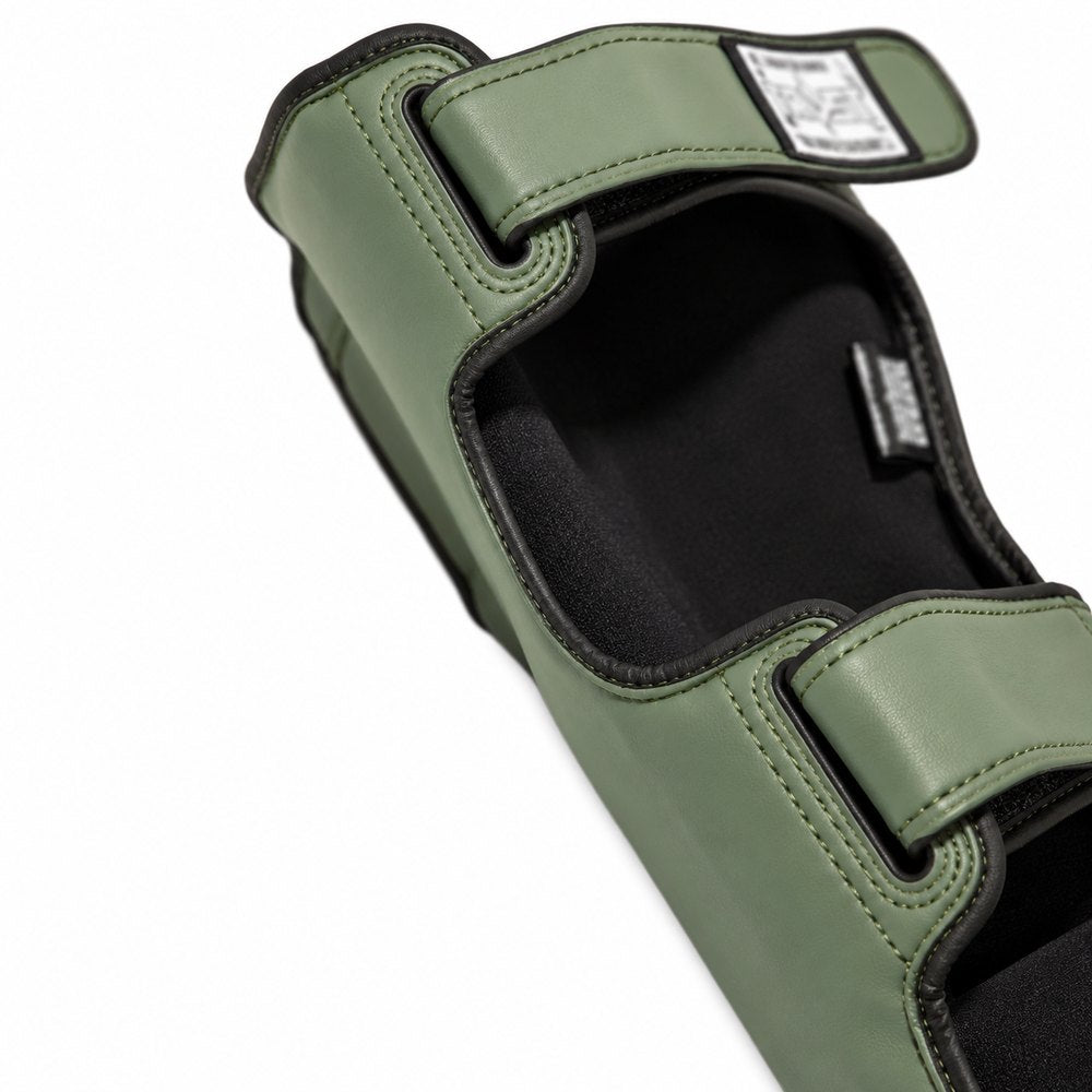 Detalhe das caneleiras TRUST Verde Tropa com interior preto e fechos de velcro