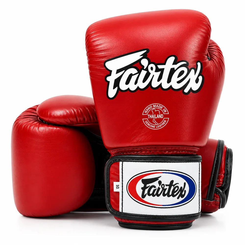 Luvas de boxe Fairtex BGV1 vermelhas em pele genuína, vista lateral em estúdio