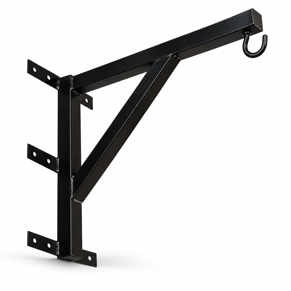 Suporte de parede em aço para saco de boxe, com braço horizontal, reforço diagonal e gancho, sobre fundo branco